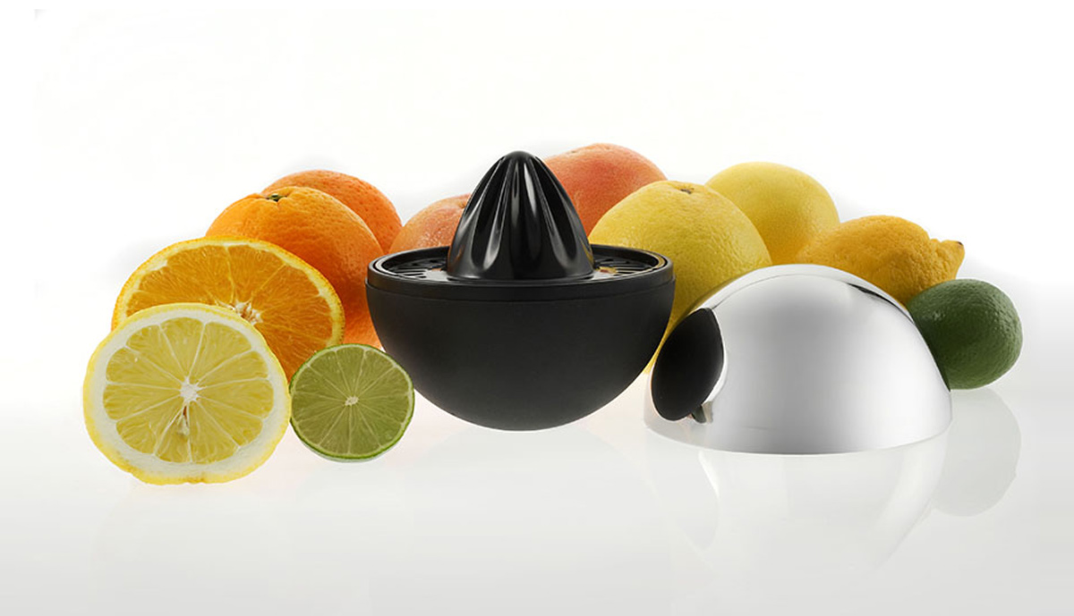 Stelton Rise &rsquo;n&rsquo; Shine juicer surrounded by citrus fruit
